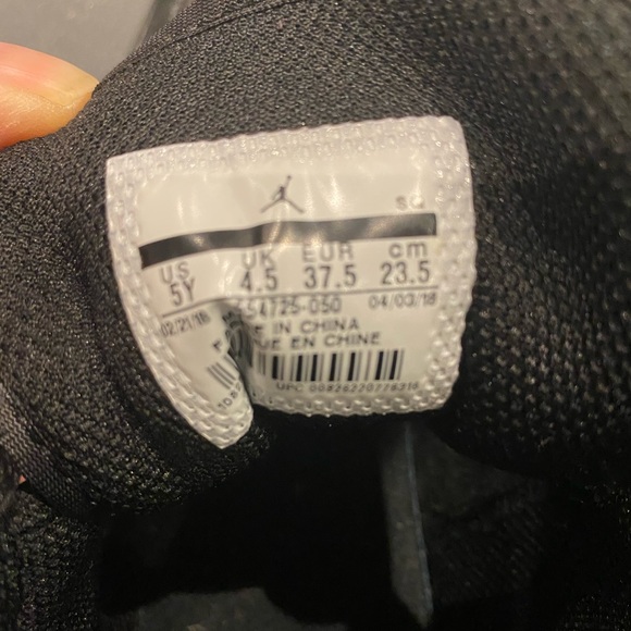 Boys Air Jordan's size 5 - Picture 4 of 5